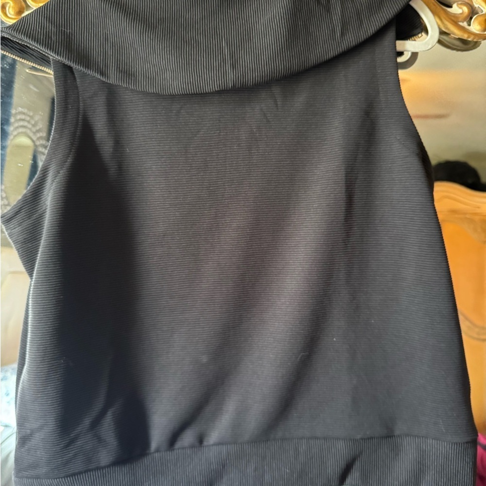 Black Sleeveless Zip-Up Vest - Picture 5 of 6